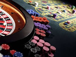 Meja Casino Hold'em langsung di granat888 dengan dealer profesional dan kartu yang jelas terlihat