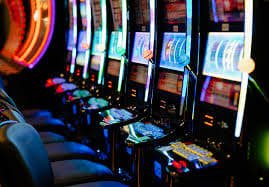 Dealer profesional granat888 sedang membagikan kartu Teen Patti di meja studio langsung dengan pencahayaan premium
